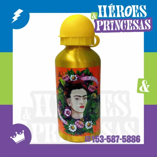 Botella de aluminio para niños con diseño de Frida Kahlo sobre fondo colorido. Producto de Héroes y Princesas ideal para el colegio o regalar.